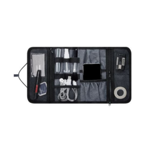 AST 004, ORGANIZADOR STUARI. Organizador enrollable para accesorios. Contiene dos compartimentos con cierre y malla, un compartimento intermedio con bandas elásticas y un compartimento con dos bolsillos. Cierre con elástico.