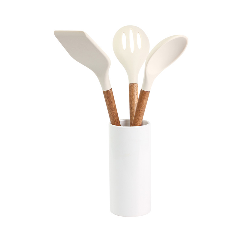 HM-127, Juego Lulea. Juego de utensilios de cocina, fabricados en madera de acacia y silicón, contiene dos cucharas y una espátula. Incluye base de cerámica blanca.