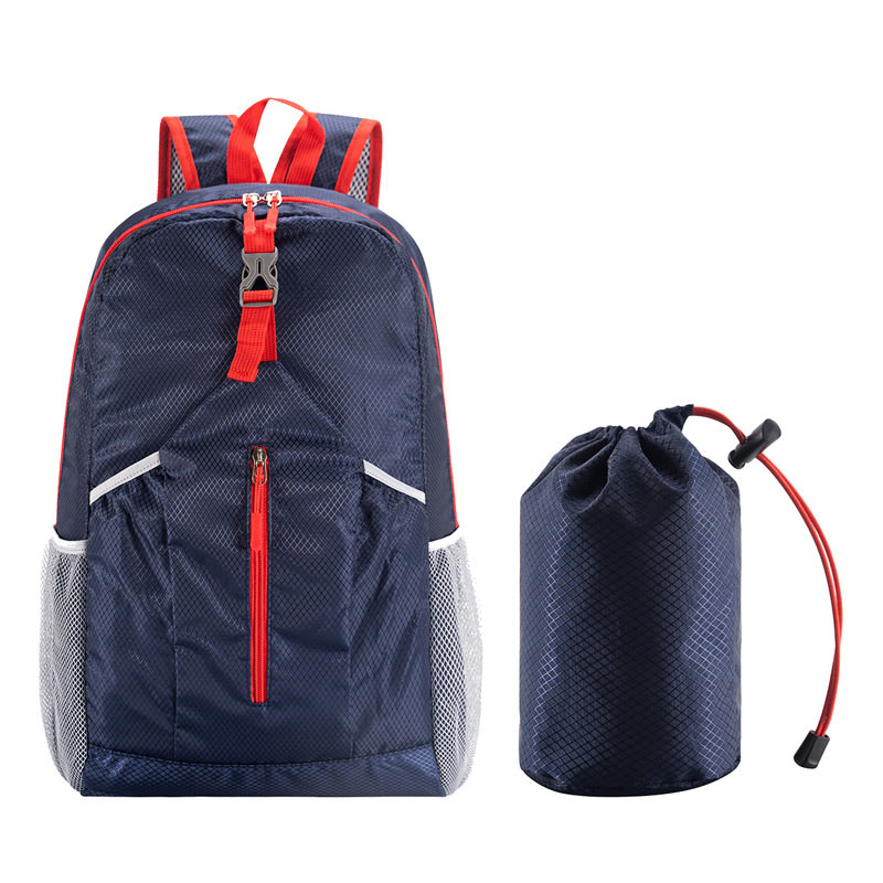 TX-235, Mochila Kallaste. Mochila que se compacta, fabricada en nylon, ligera, con bolsa de almacenamiento, fácil de transportar. Tratamiento superficial con repelente al agua, ideal para viajes al aire libre. Correas portátiles de alta densidad para un uso flexible. Correas de hombro transpirables para aliviar la fatiga. Capacidad: 24 L.